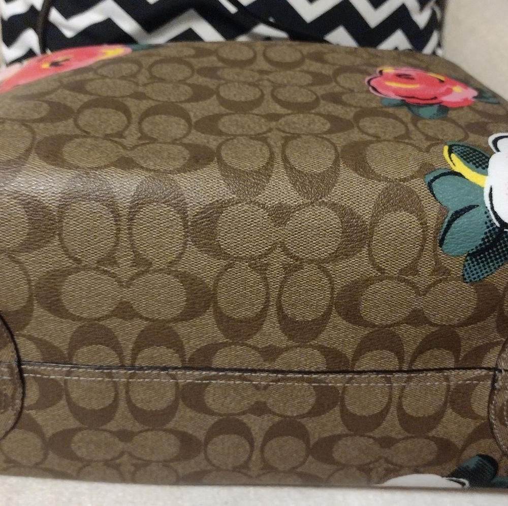 Coach Signature Floral City Tote Bag - Large - Picture 4 of 6